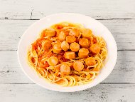 Рецепта Спагети с доматен сос, кренвирши, кашкавал, чесън и босилек
